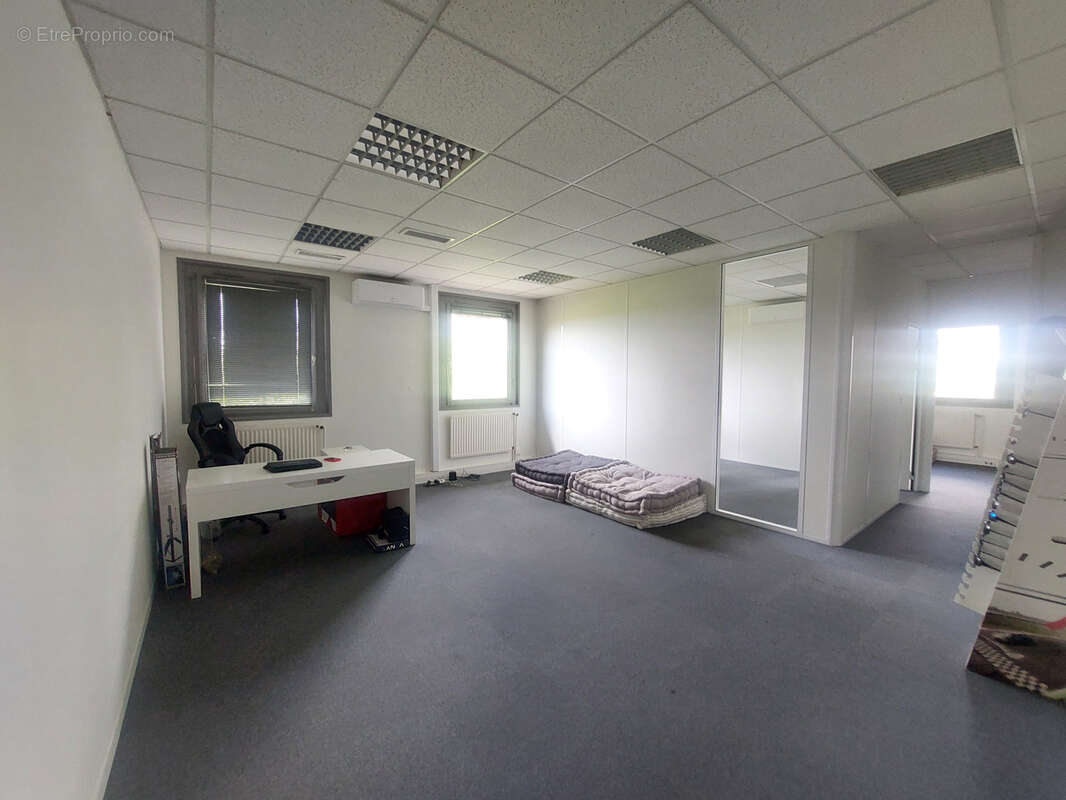 Bureaux climatisés 65 m2 avec parking à LIMAS - sortie A6 SUD - photo 2