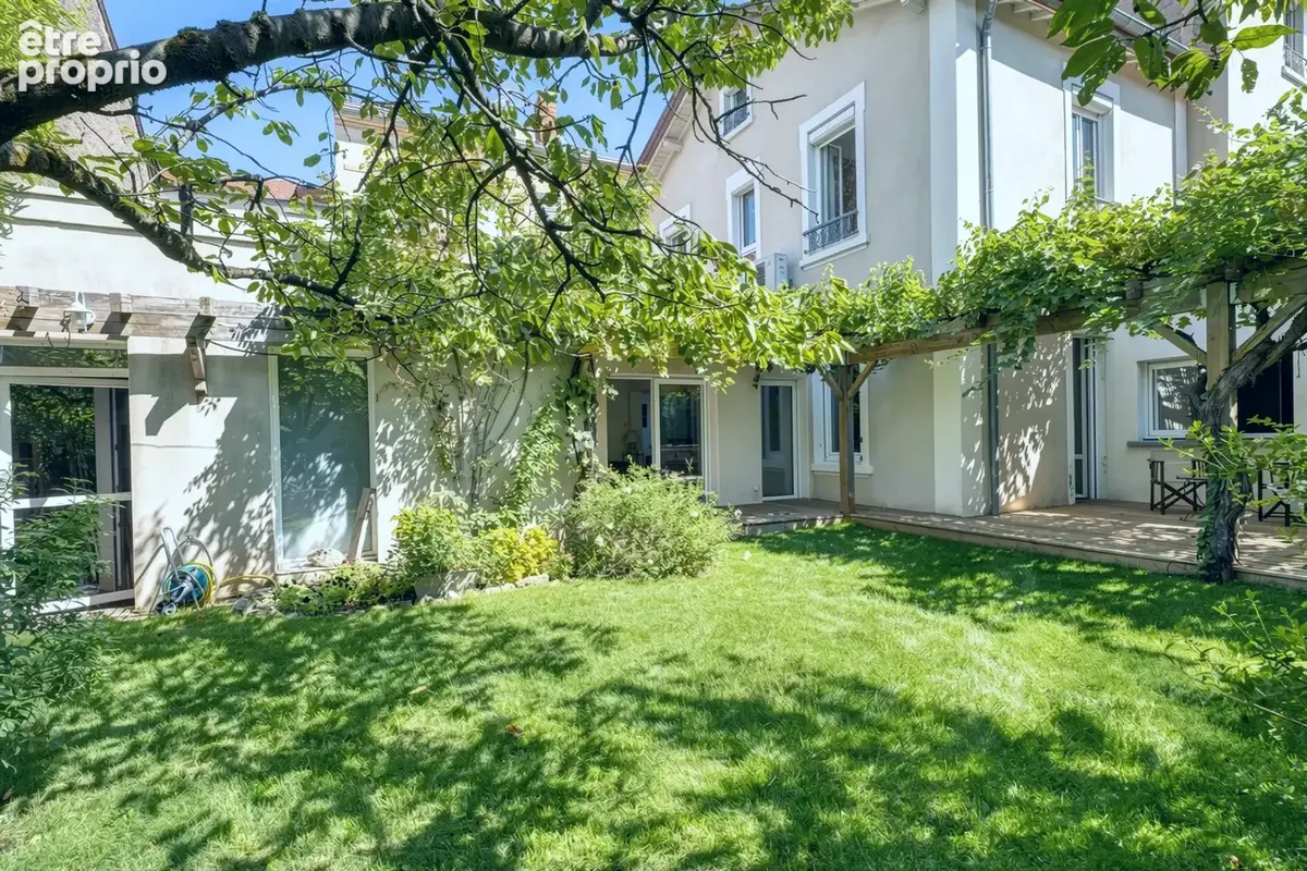 Véritable coup de cœur pour cette demeure atypique avec jardin et terrasse au calme absolu proche de Montchat - photo 5