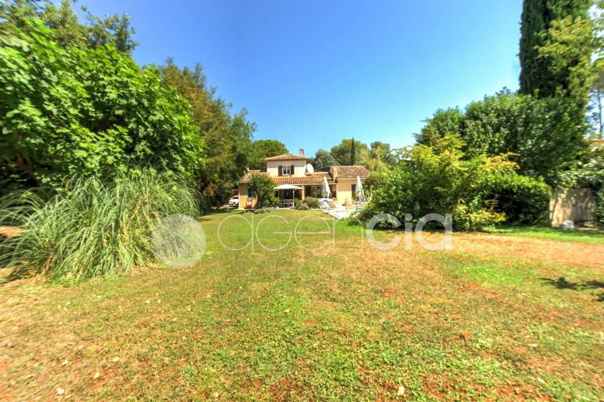 Maison à ROQUEFORT-LES-PINS