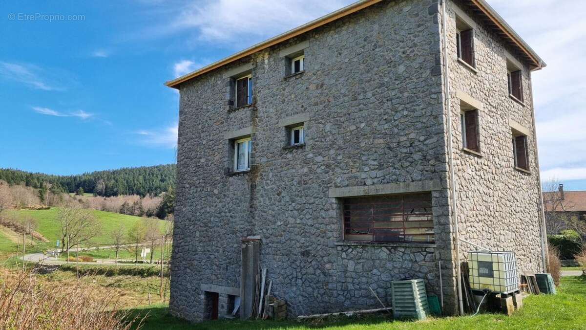 *** VENDU ***  Saint Régis du coin  42660 immeuble  en pierre sur trois niveaux plus combles 100m² de garage possibilité 4 appar - photo 3