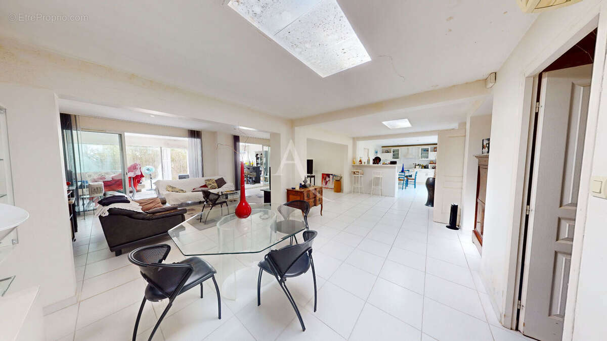 Maison de plain-pied à vendre. Grand séjour 100 m², 3 chambres, 2 garages - photo 4