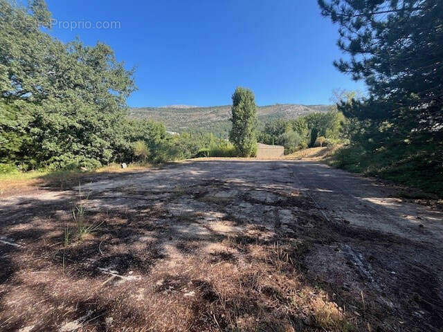Terrain à SAINT-VALLIER-DE-THIEY