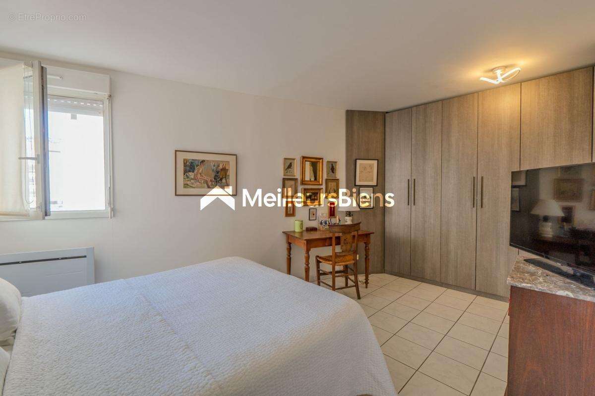 Sète, centre appartement 2 chambres de 96,85 m² avec vue sur quai ! - photo 6