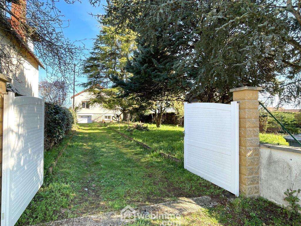 Au-delà du portail motorisable, une allée mène à... - Maison à CHATELLERAULT