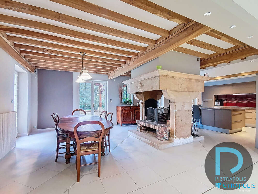 PIECE A VIVRE avec cheminée traversante sur la cuisine - Maison à CLUNY