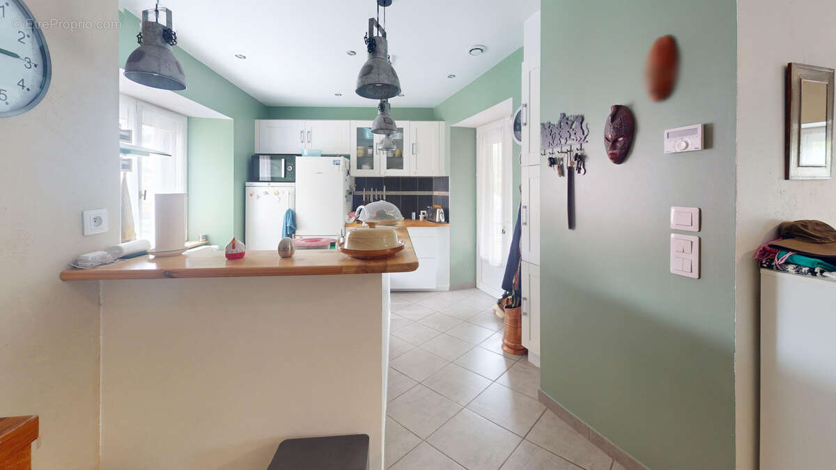EN EXCLUSIVITE ! le prix d'un grand appartement! Maison de bourg de caractère rénovée, avec garage et terrasse - photo 2