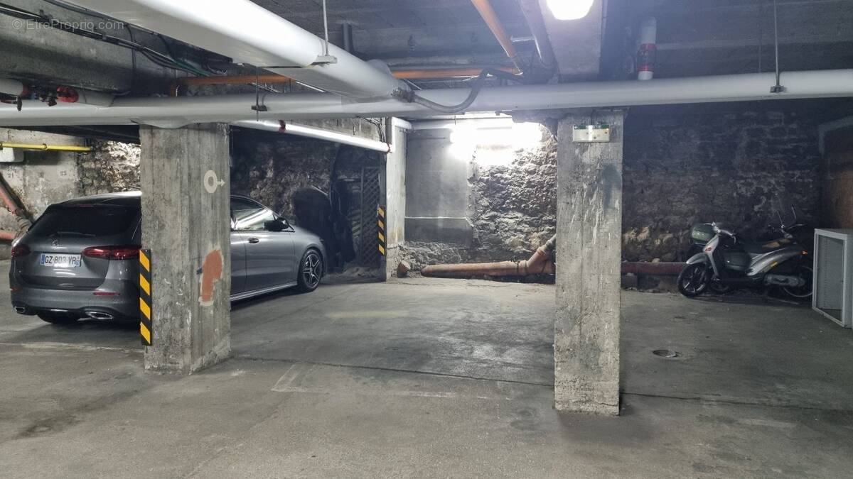 Autre à PARIS-11E