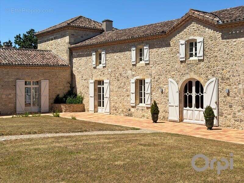 Dans le lectourois, sur un site dominant, superbe bâtisse XIXème entièrement rénovée avec dépendance - photo 4