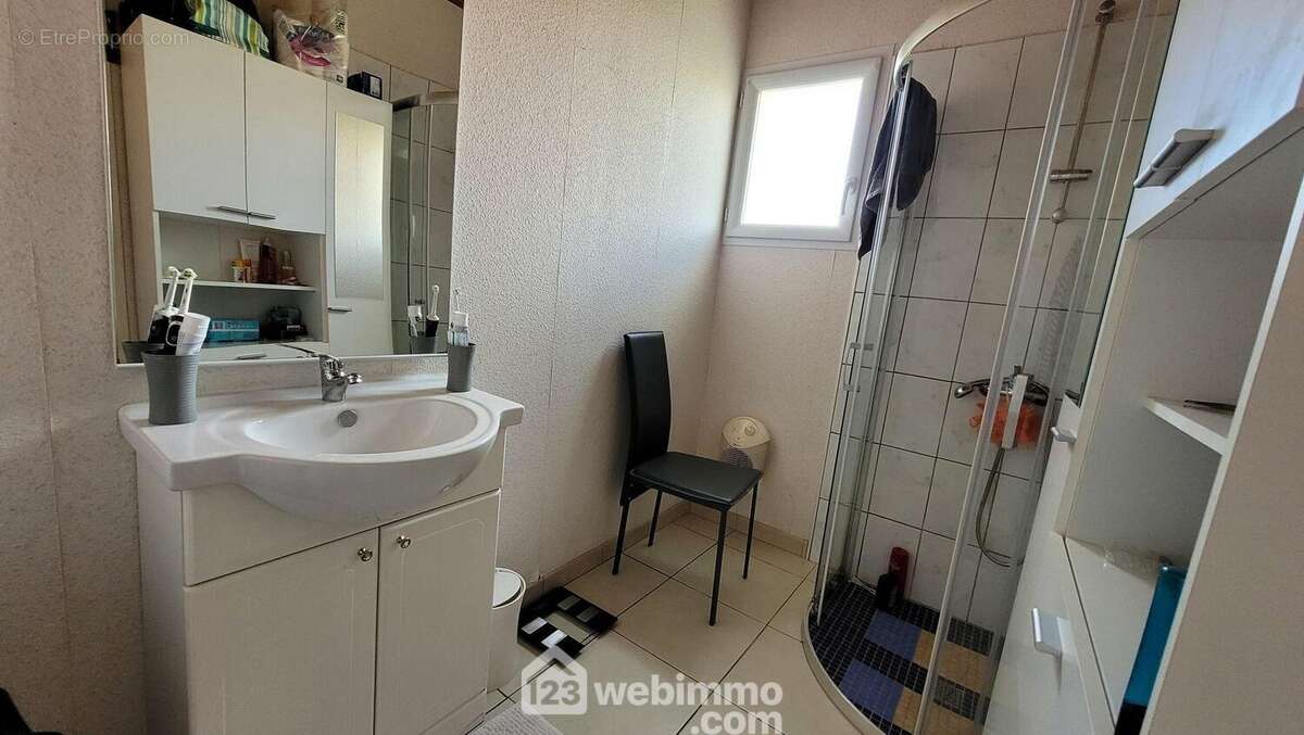 Une salle d'eau et un WC séparé - Maison à LE BERNARD