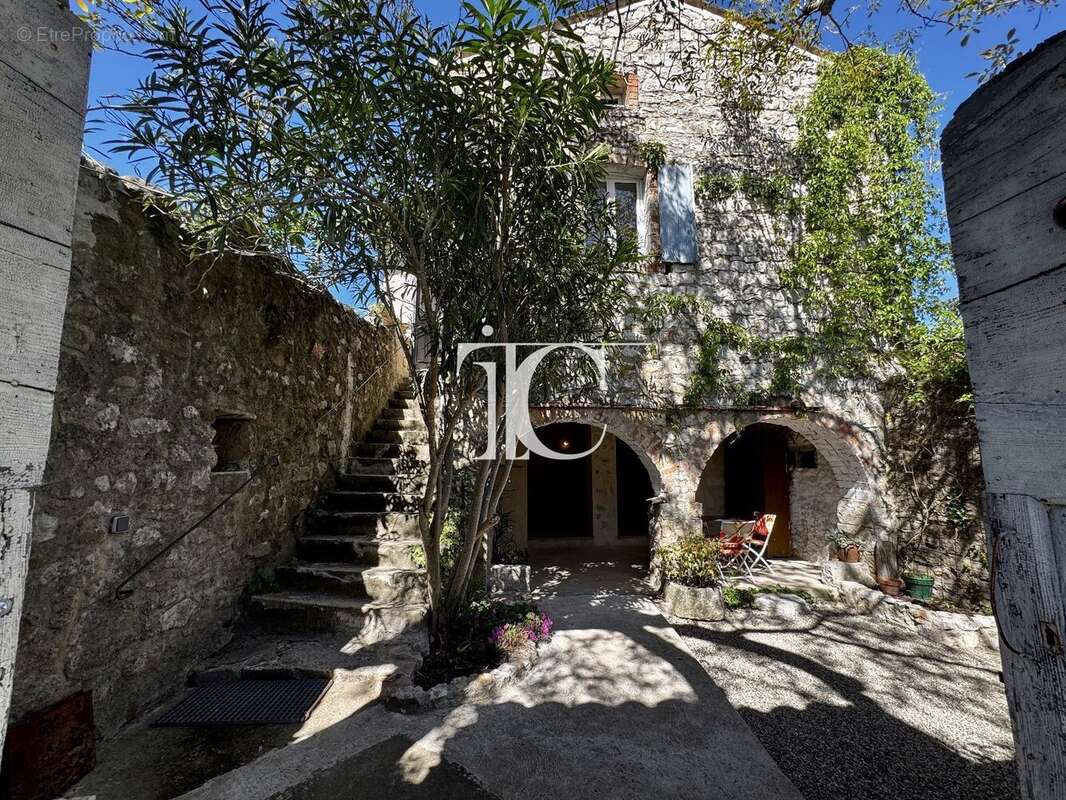 Maison à BERRIAS-ET-CASTELJAU