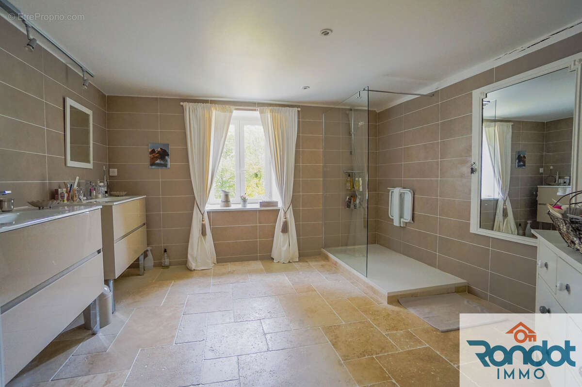 Maison à VILLECOMTE