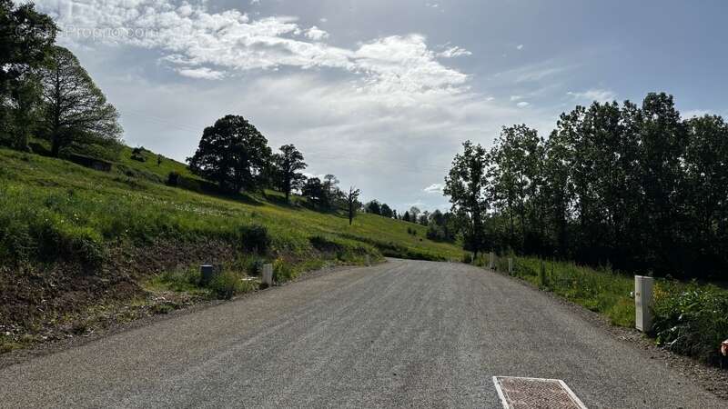 Terrain à MONTREUIL-SOUS-PEROUSE