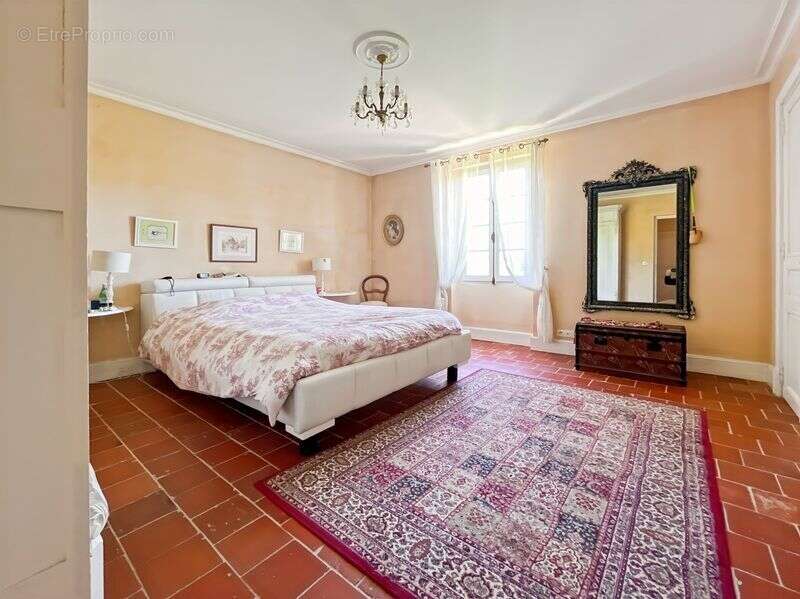Aux portes de LECTOURE, superbe maison de 9 pièces principales avec jardin - photo 17