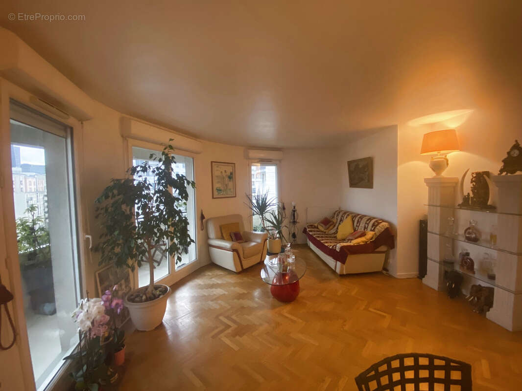 Appartement à COURBEVOIE