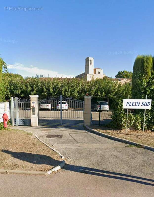 Photo 3 - Parking à LORGUES