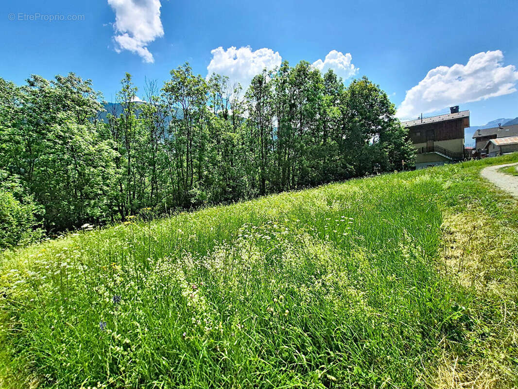 Terrain à SAINT-JEAN-DE-BELLEVILLE