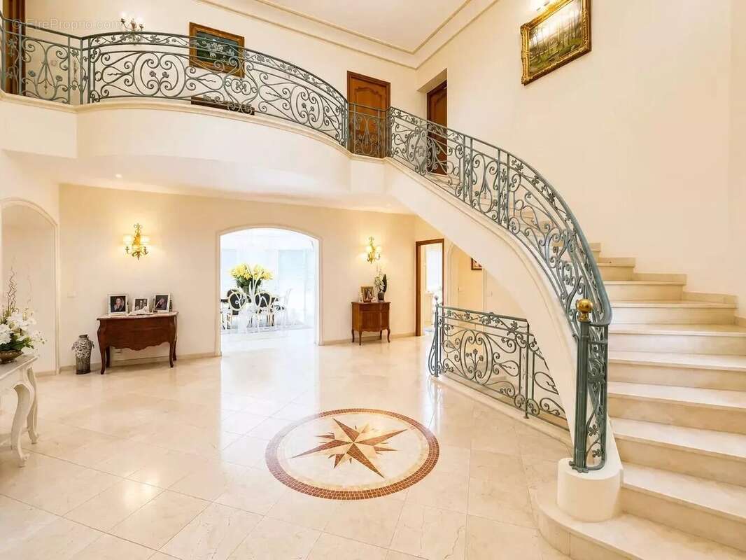 A vendre à  Mougins belle Propriété de 430 m² sur un Terrain de 5 500 m2 - photo 7