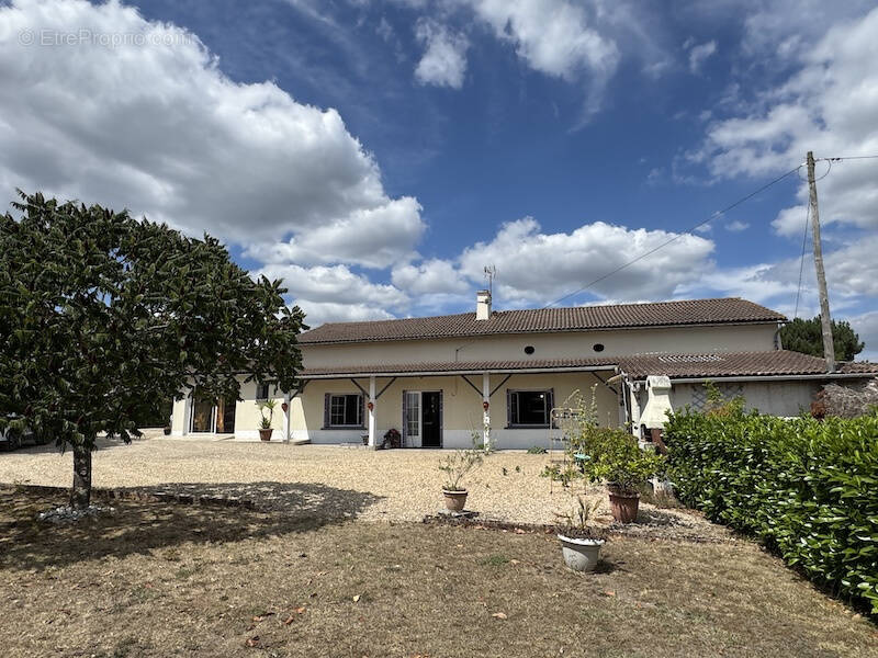 Maison à NEUVICQ