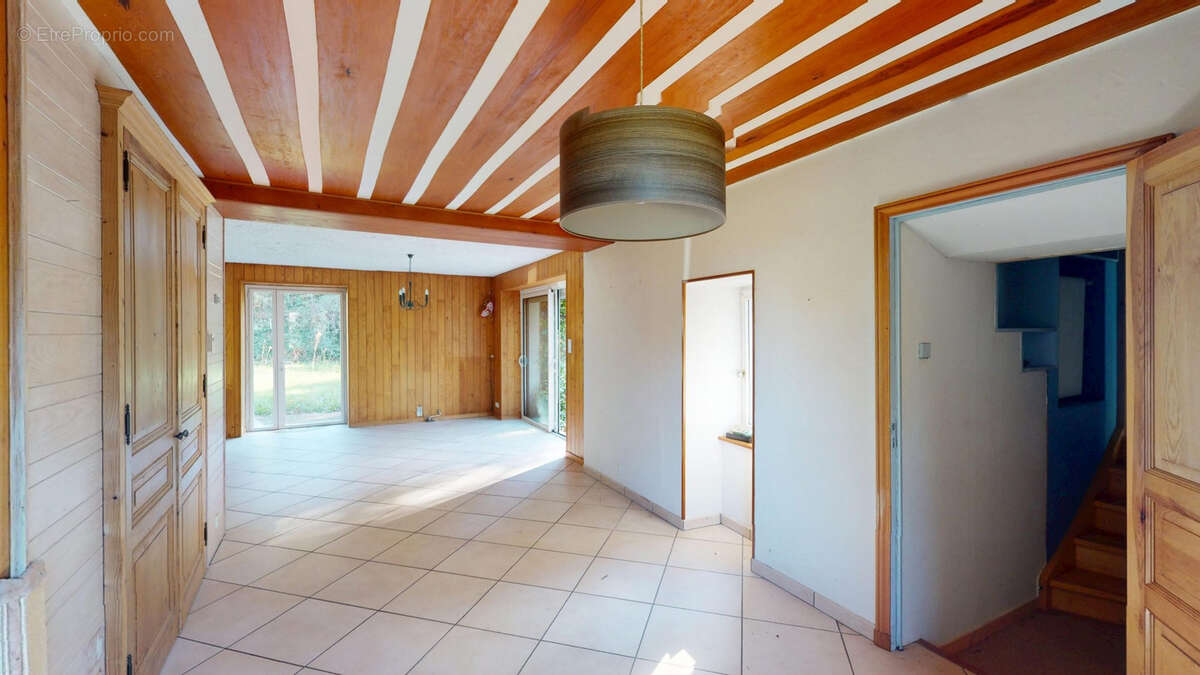 Maison à LE CHAMBON-FEUGEROLLES