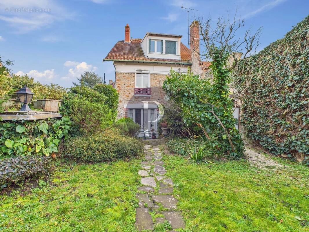 Maison à VERRIERES-LE-BUISSON