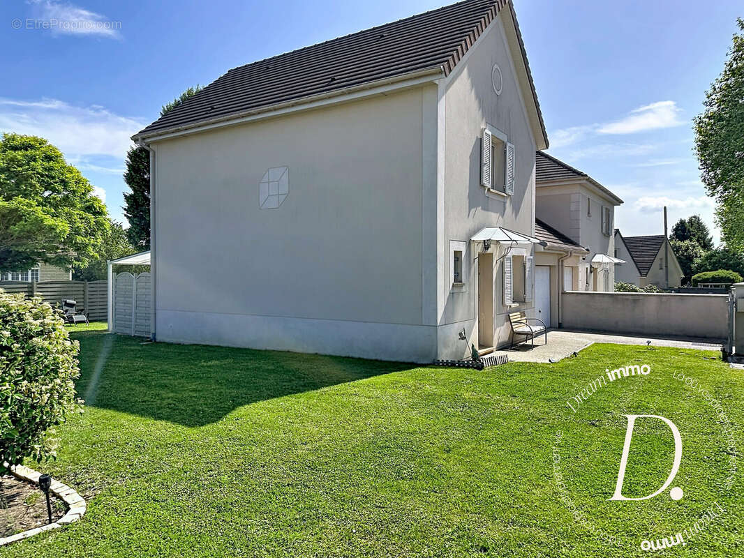 Maison avec garage accolé à un. autre garage. - Maison à GASNY