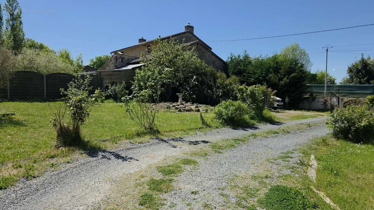 Maison à MAGNAC-LAVAL