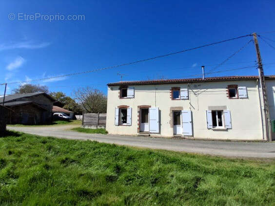 Maison de village, entièrement réhabilitée, où la pierre raconte l’histoire - photo 2