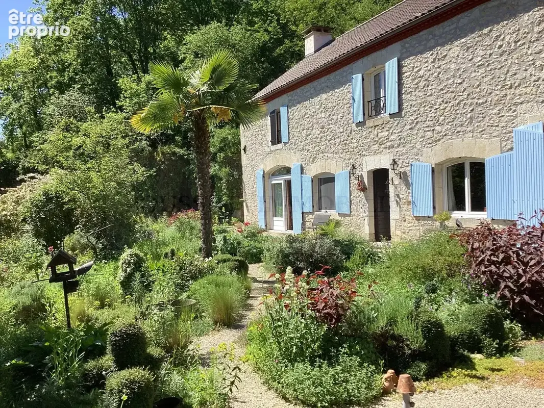 Superbe propriété en pierre avec dépendances sur un terrain arboré de 1,4 h. - photo 3