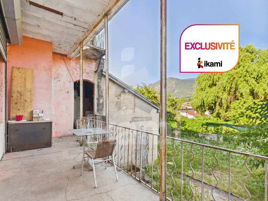 Immeuble mixte à fort potentiel avec commerce loué, deux appartements et jardin - photo 6