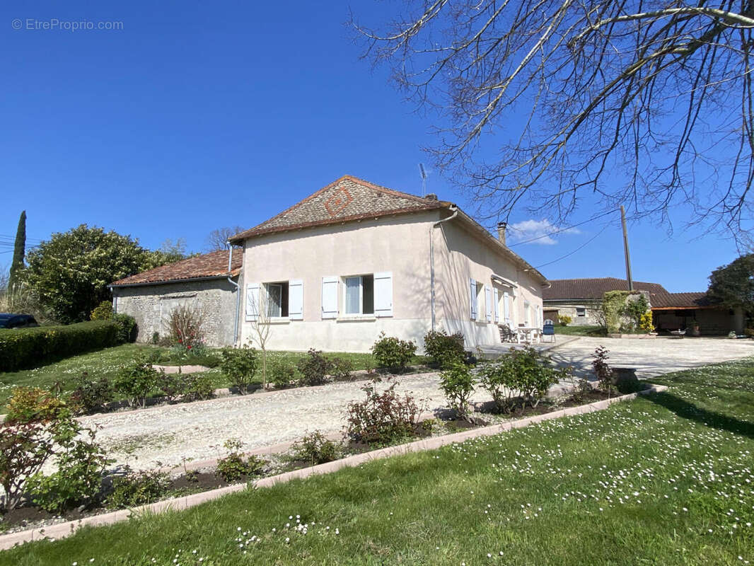 ensemble - Maison à SAINT-QUENTIN-DE-CHALAIS