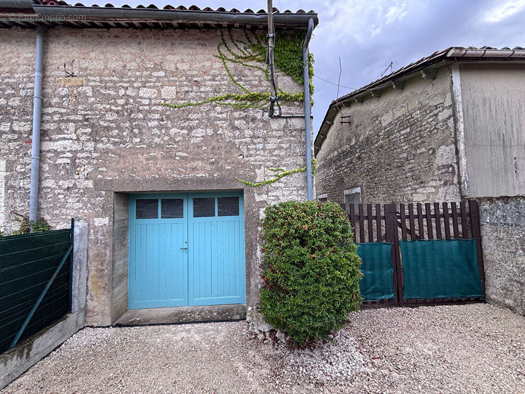 Charmante maison en pierre rénovée avec jardin clos et garage - photo 15