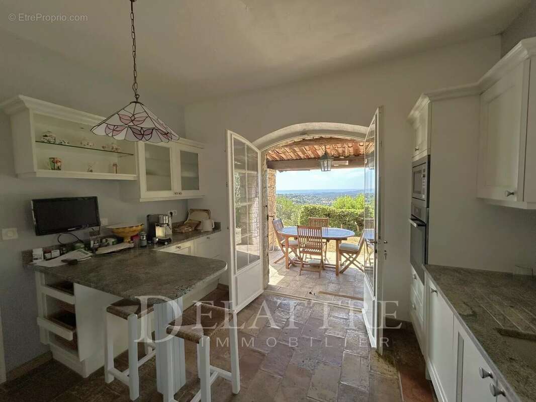 Maison à CHATEAUNEUF-GRASSE