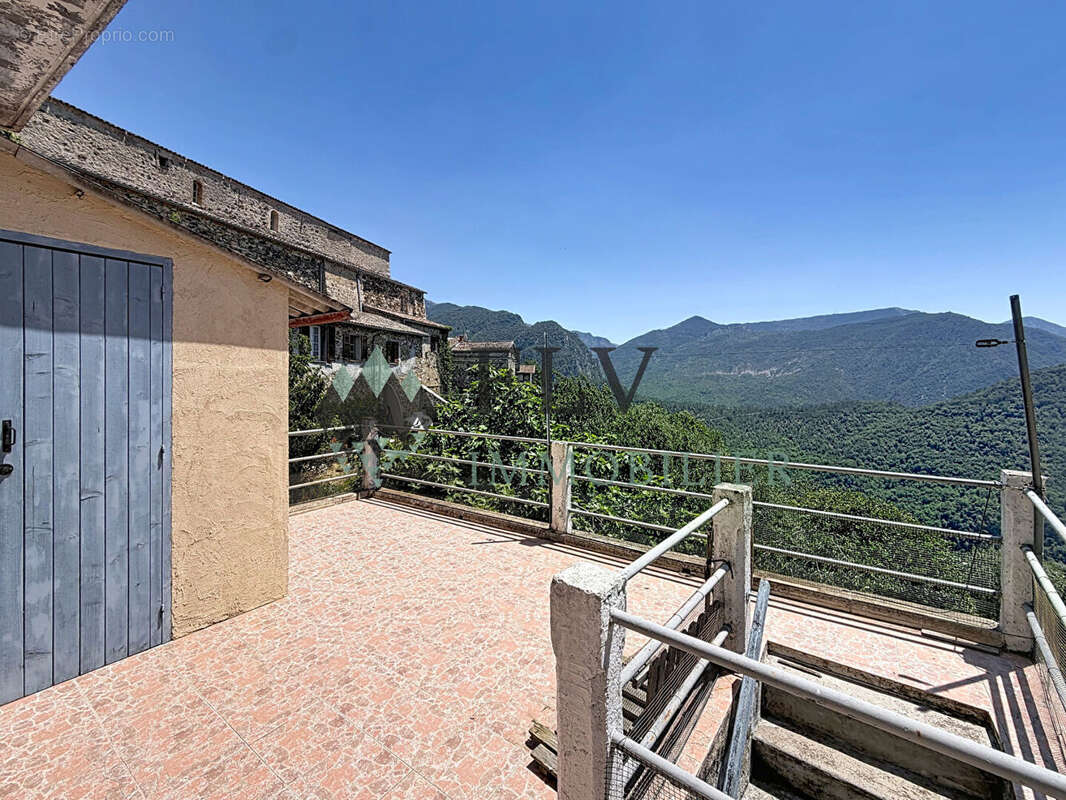 À vendre - Appartement avec terrasse et fort potentiel à La Tour-sur-Tinée - photo 13