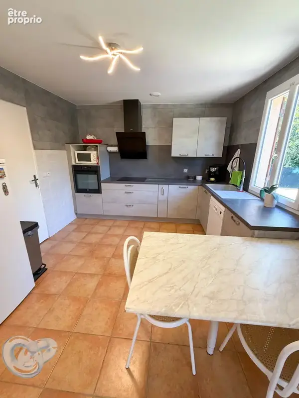 ST CHRISTOL - Maison de plain-pied de 86 m² habitables sur terrain de 930 m² avec garage attenant - - photo 8