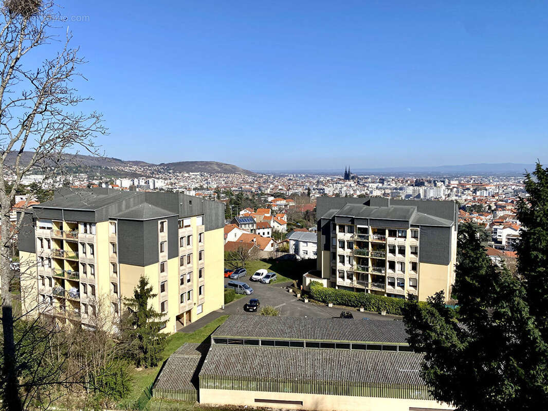 CHAMALIÈRES LIMITE ROYAT / Appartement d'exception à vendre dans un secteur prisé, avec vues dégagées, terrasses et stationnemen - photo 2