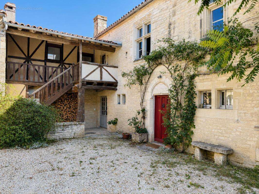 Propriété de caractère de 350 m2 avec gîtes -Tusson - 470 00 - photo 2