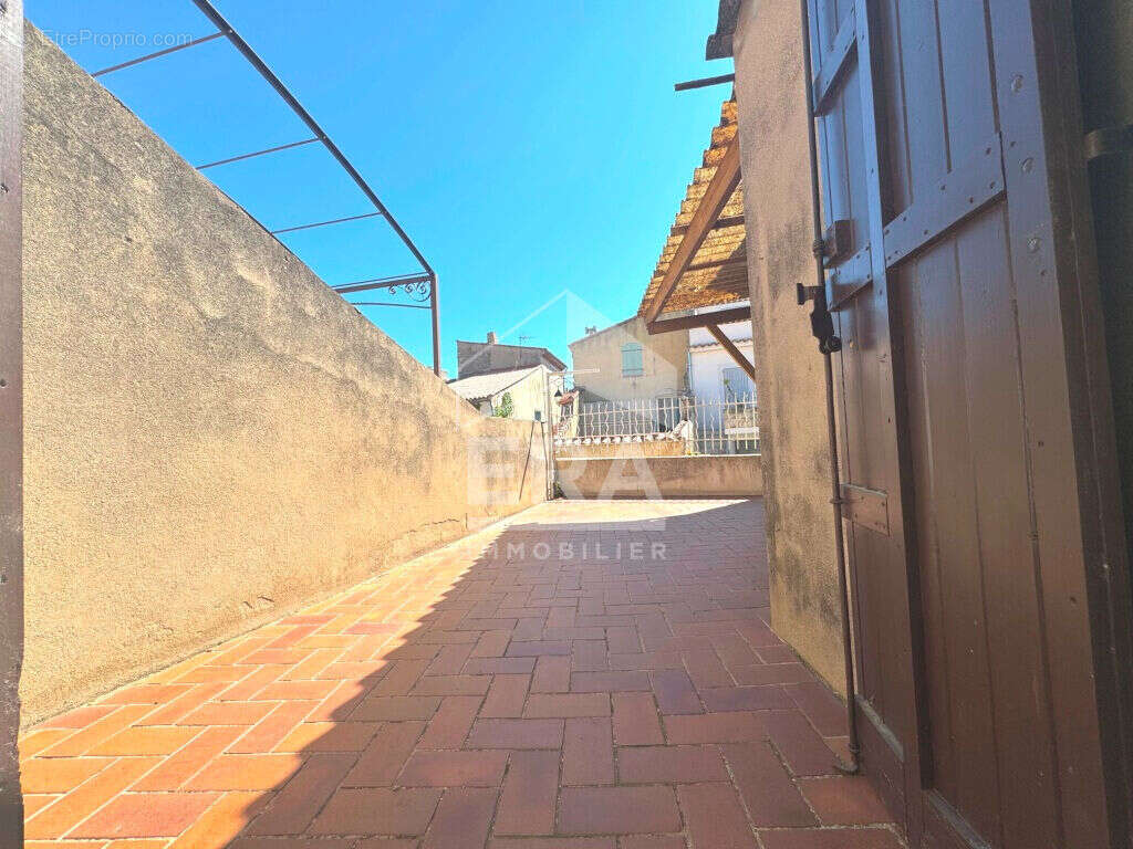 Maison à SAINT-MITRE-LES-REMPARTS