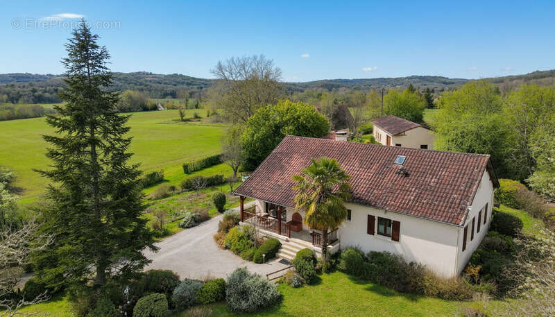 Maison à Sergeac de 151m², 6 pièces, au calme, sans vis à vis, sans travaux avec vue dégagée + garage XXL + chalet - photo 2