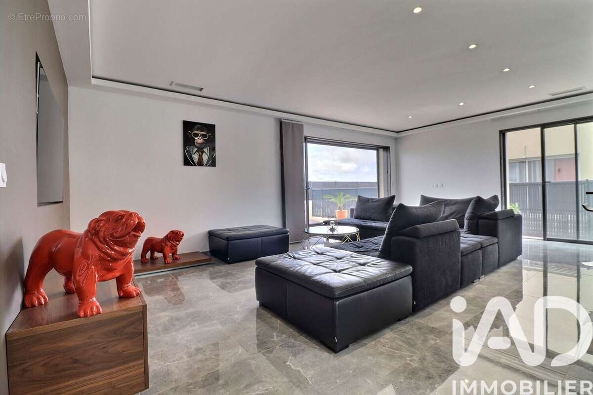 Maison 143 m² à Claira  - photo 2