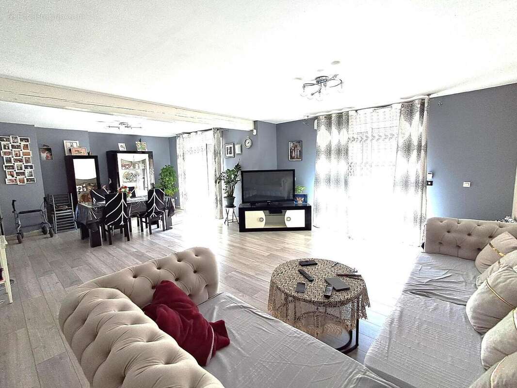 Maison 185 m² à Decines-Charpieu  - photo 2
