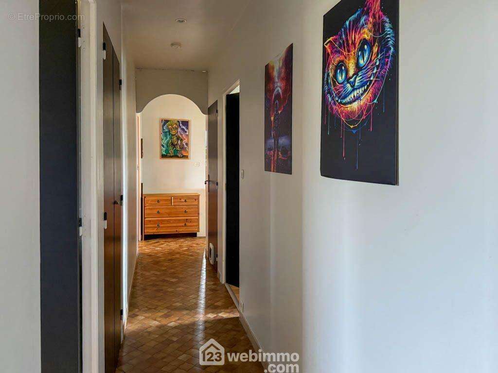 Un dégagement distribue la partie nuit, - Maison à SAINT-MESMIN