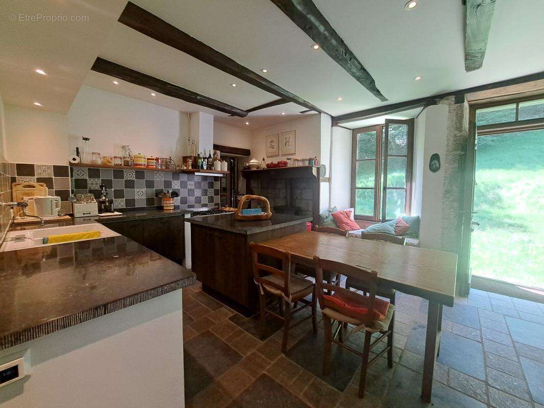 Maison à LA ROCHE-CANILLAC