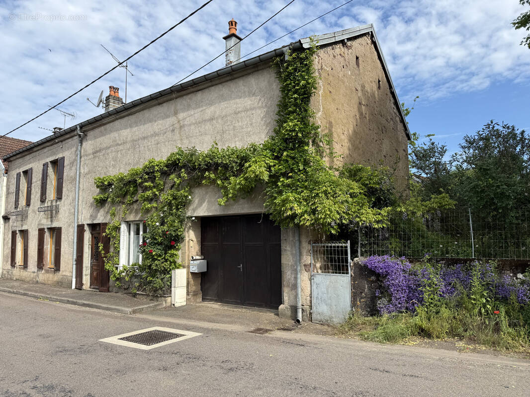 Maison à CONFLANS-SUR-LANTERNE