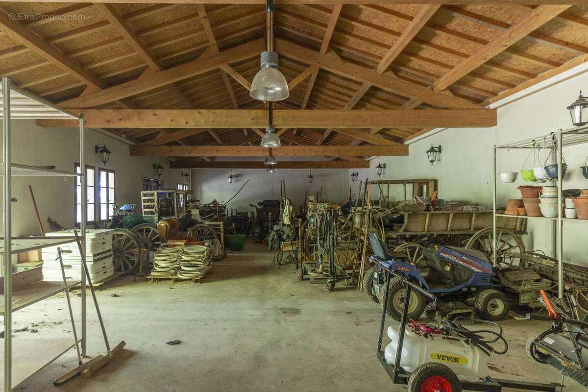 Maison spacieuse avec piscine, grandes dépendances et terrain - photo 16