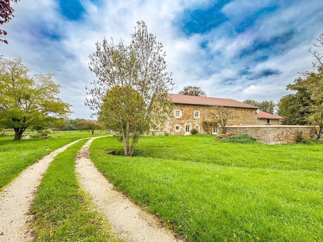 Maison à VILLEGUSIEN-LE-LAC