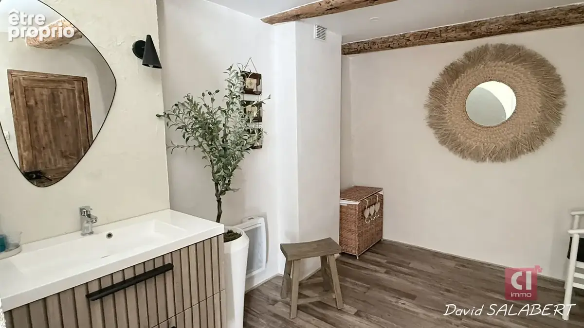 La Roquebrussanne  Maison de village rénovée avec charme, 2 chambres, salon cocooning - photo 8