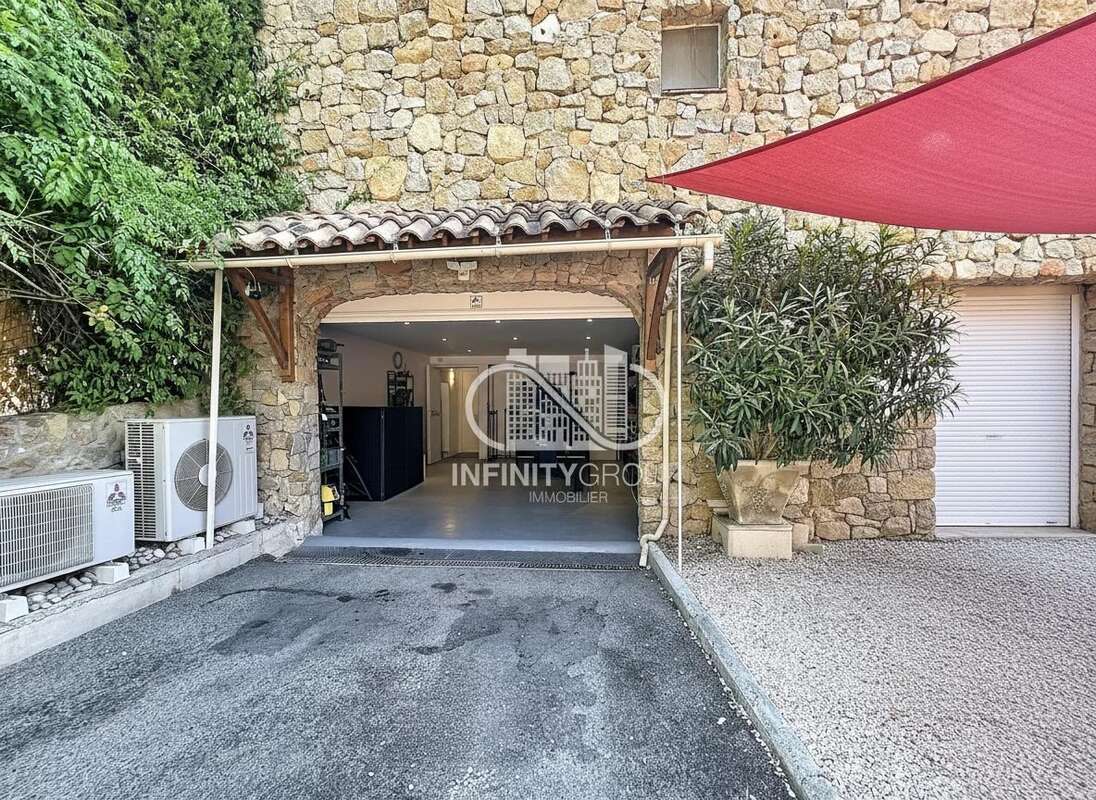 Villa familiale 4 pièces avec grande terrasse de 74 m², garage, cave et dépendances à Antibes - photo 8