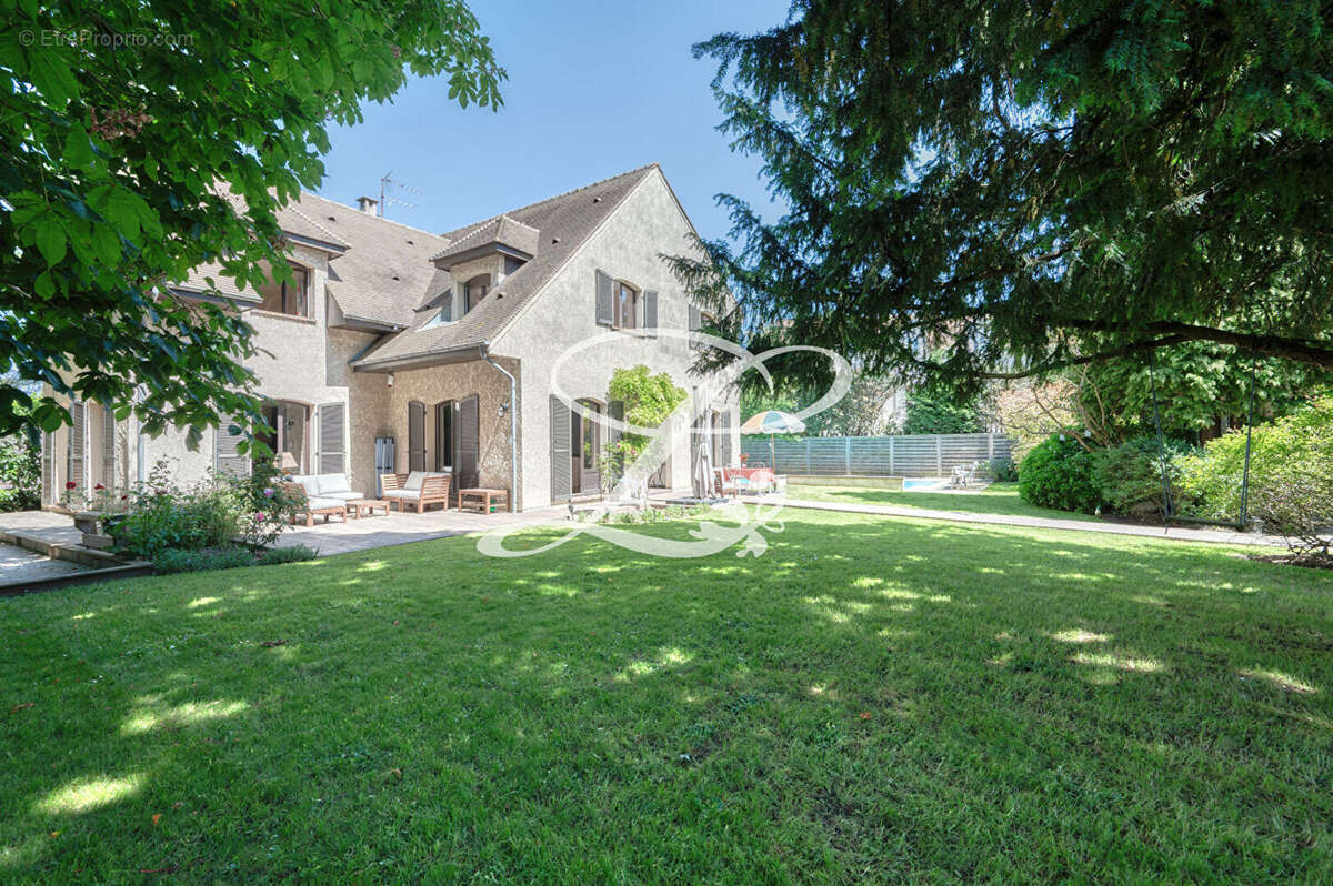 Maison à LE MESNIL-LE-ROI