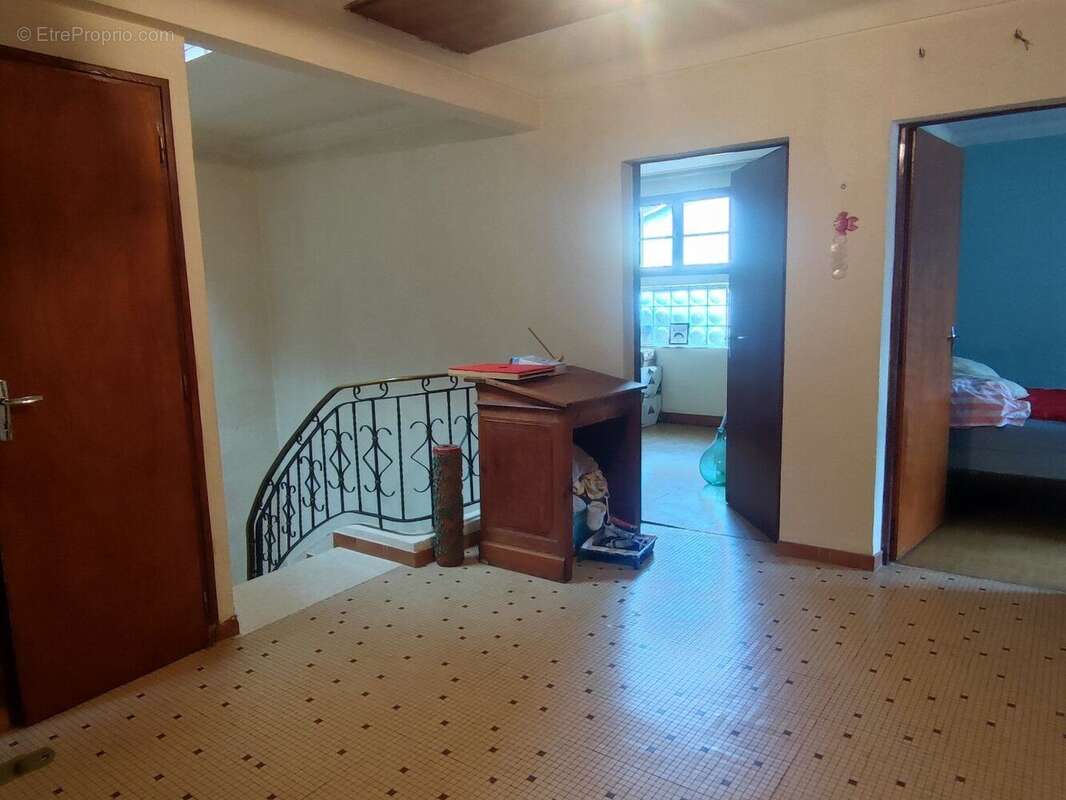 Maison 7 pièces avec grange et terrain de 3800m² - photo 5