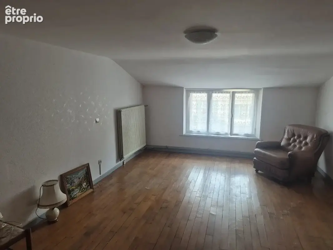 A VENDRE – Maison mitoyenne de 110 m² avec garage, dépendances, terrasse et jardin à Regney - photo 6